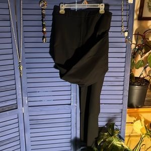 Black dress pants with pockets.